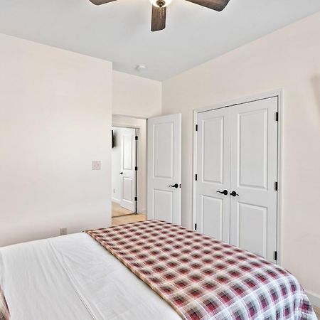 Bear Pass Is A 3 Bed 2 Bath Craftsman Style Home Located Within Walking Distance To Dt ガトリンバーグ エクステリア 写真