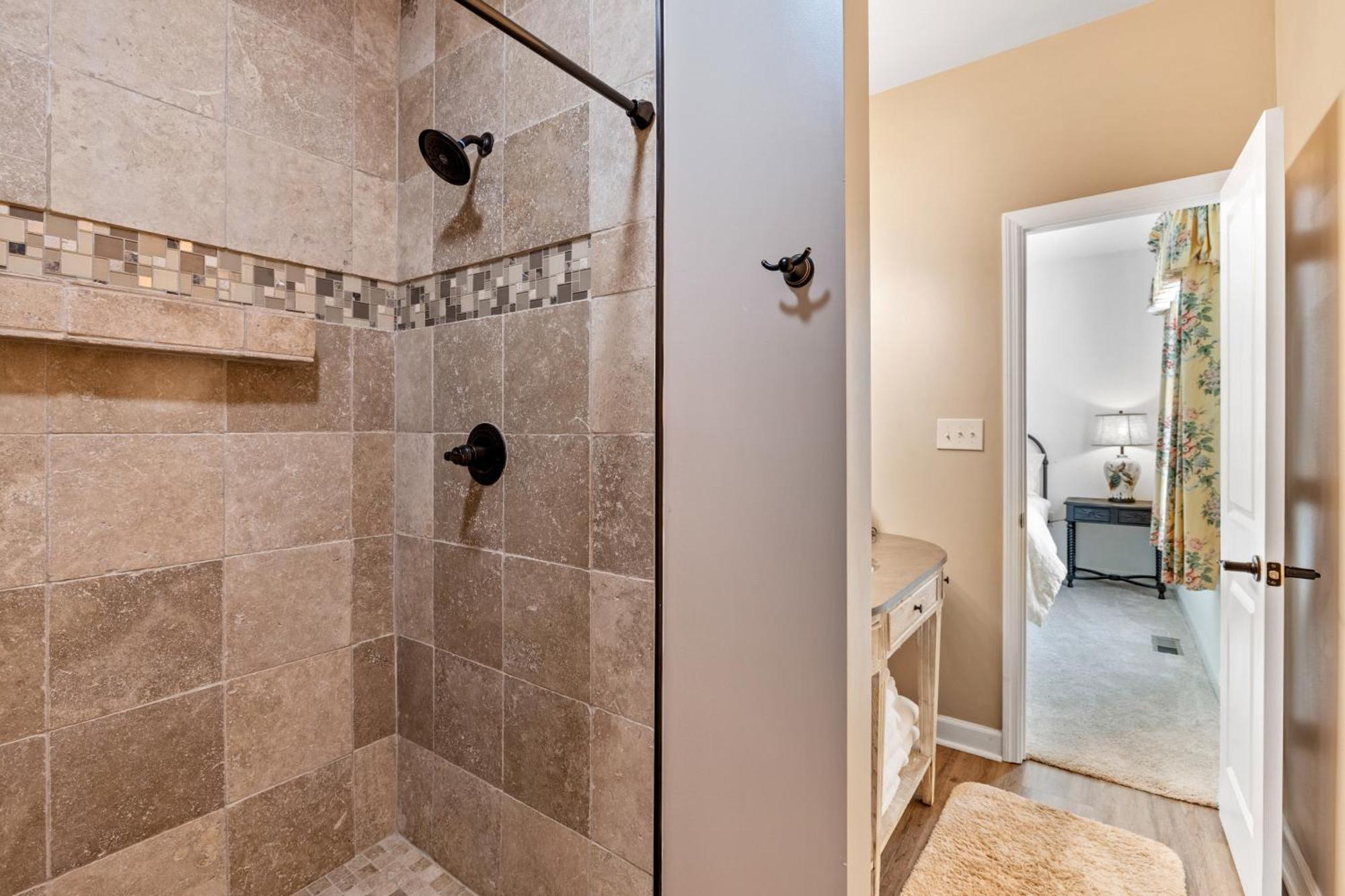 Bear Pass Is A 3 Bed 2 Bath Craftsman Style Home Located Within Walking Distance To Dt ガトリンバーグ エクステリア 写真