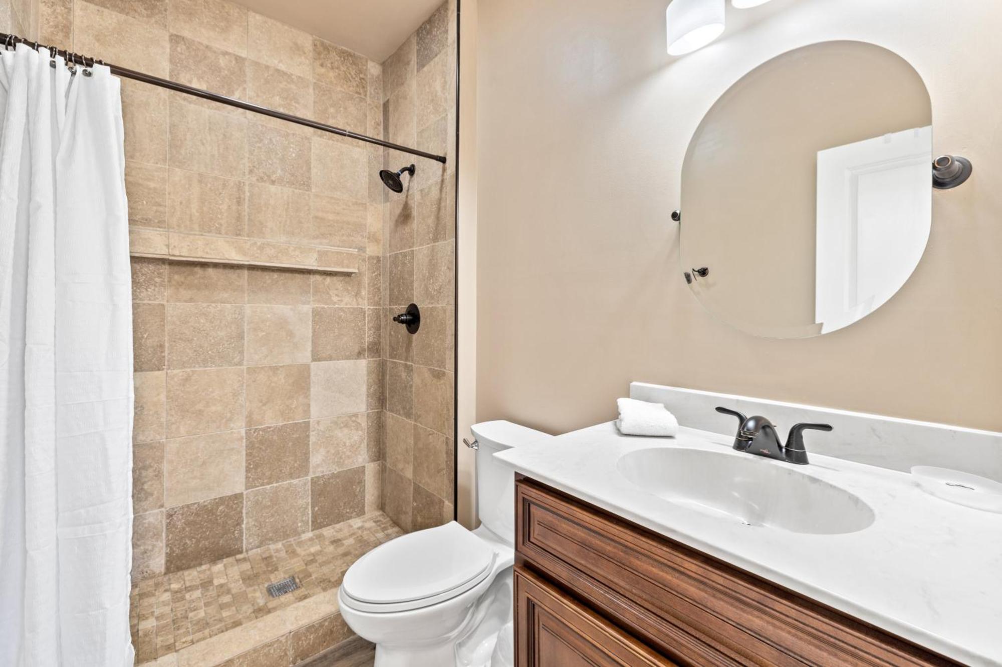 Bear Pass Is A 3 Bed 2 Bath Craftsman Style Home Located Within Walking Distance To Dt ガトリンバーグ エクステリア 写真