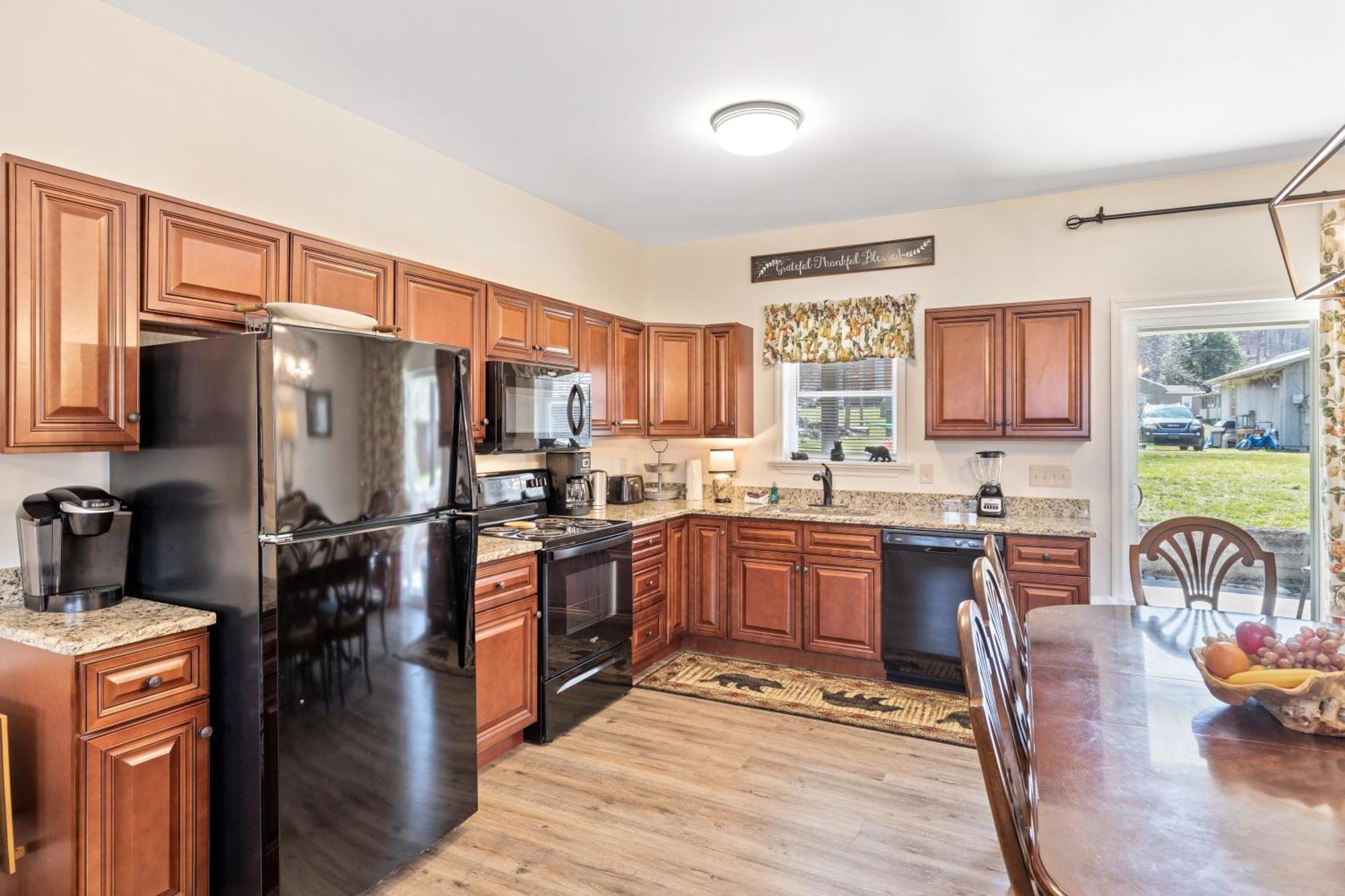 Bear Pass Is A 3 Bed 2 Bath Craftsman Style Home Located Within Walking Distance To Dt ガトリンバーグ エクステリア 写真