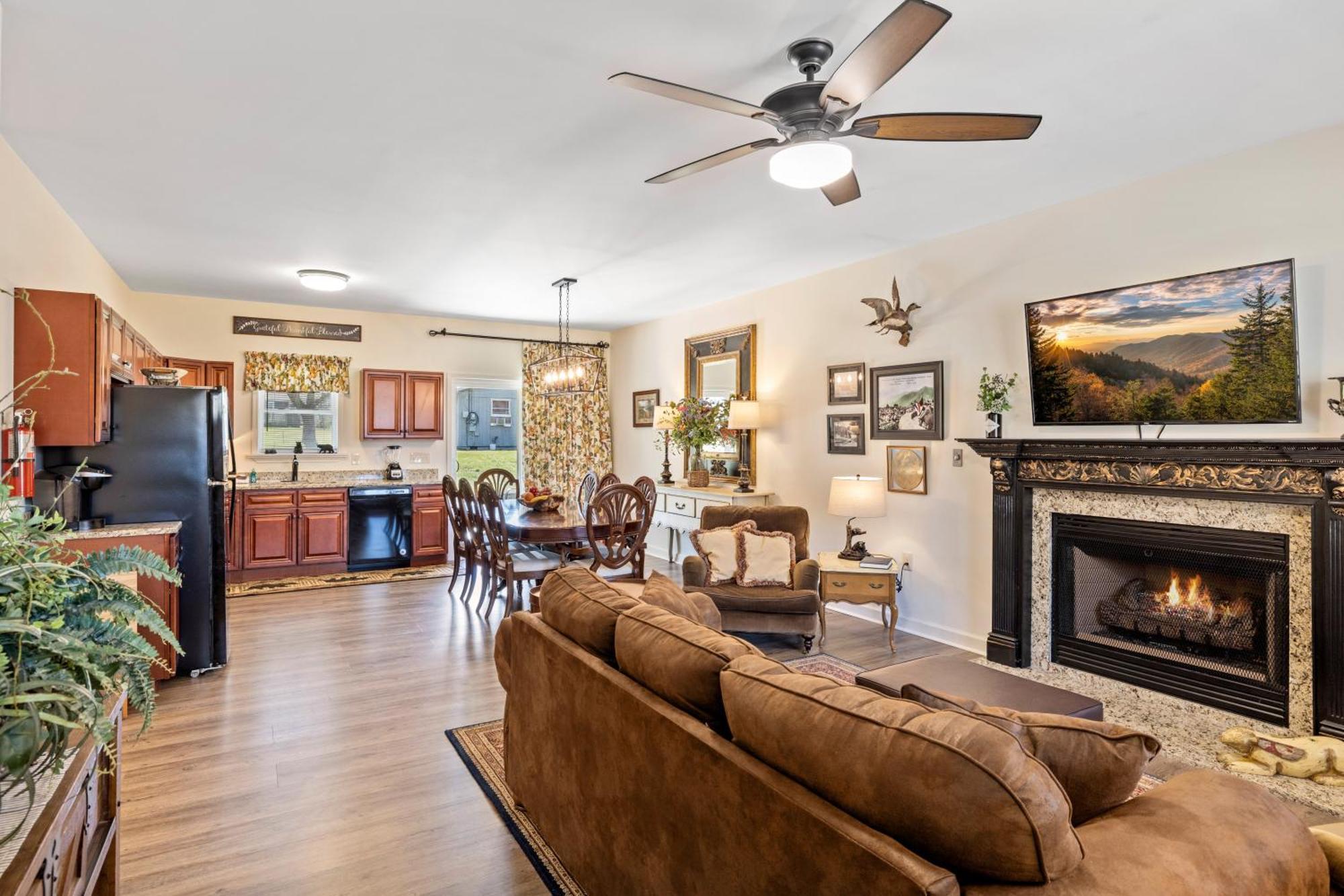 Bear Pass Is A 3 Bed 2 Bath Craftsman Style Home Located Within Walking Distance To Dt ガトリンバーグ エクステリア 写真