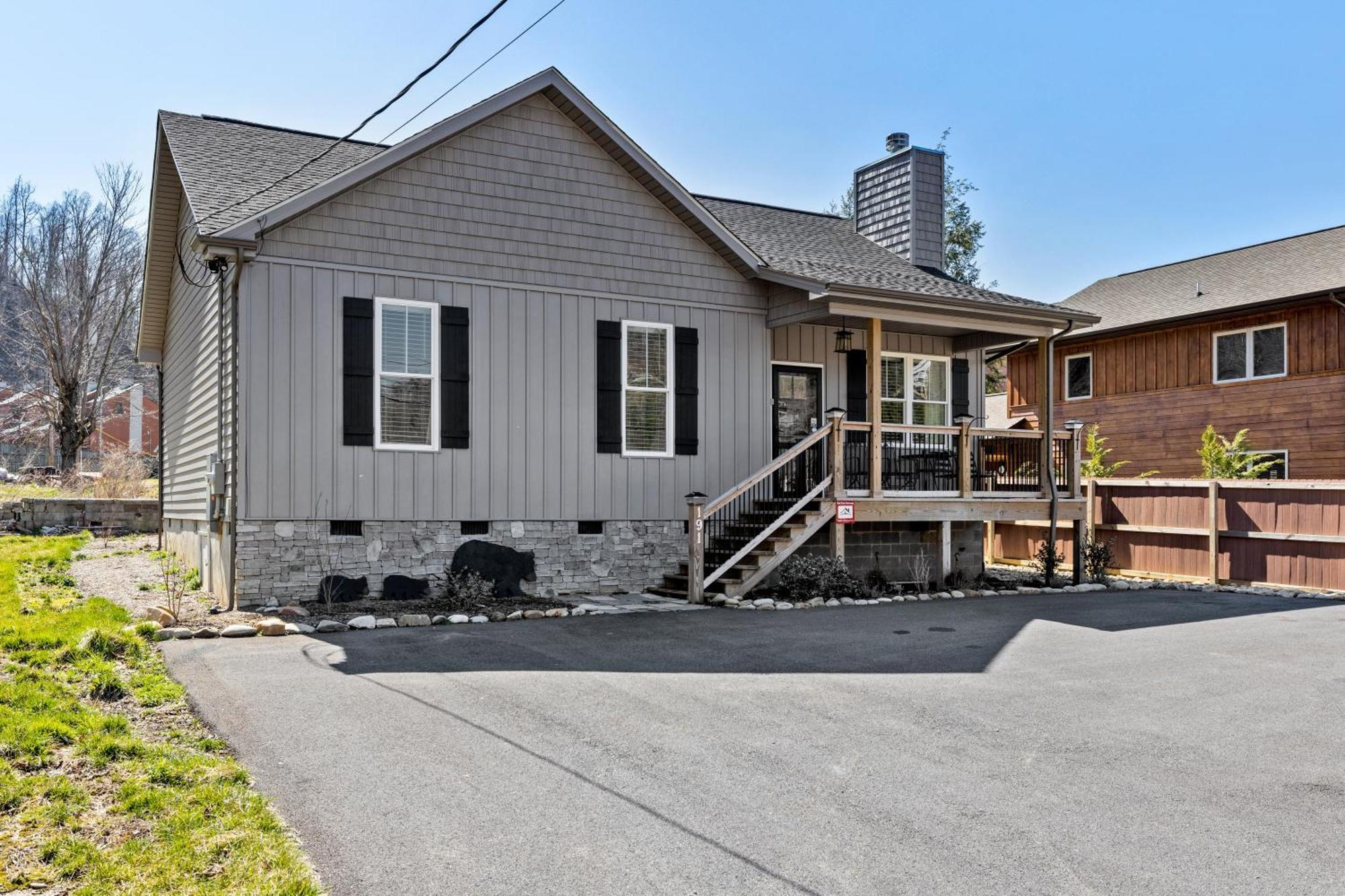 Bear Pass Is A 3 Bed 2 Bath Craftsman Style Home Located Within Walking Distance To Dt ガトリンバーグ エクステリア 写真