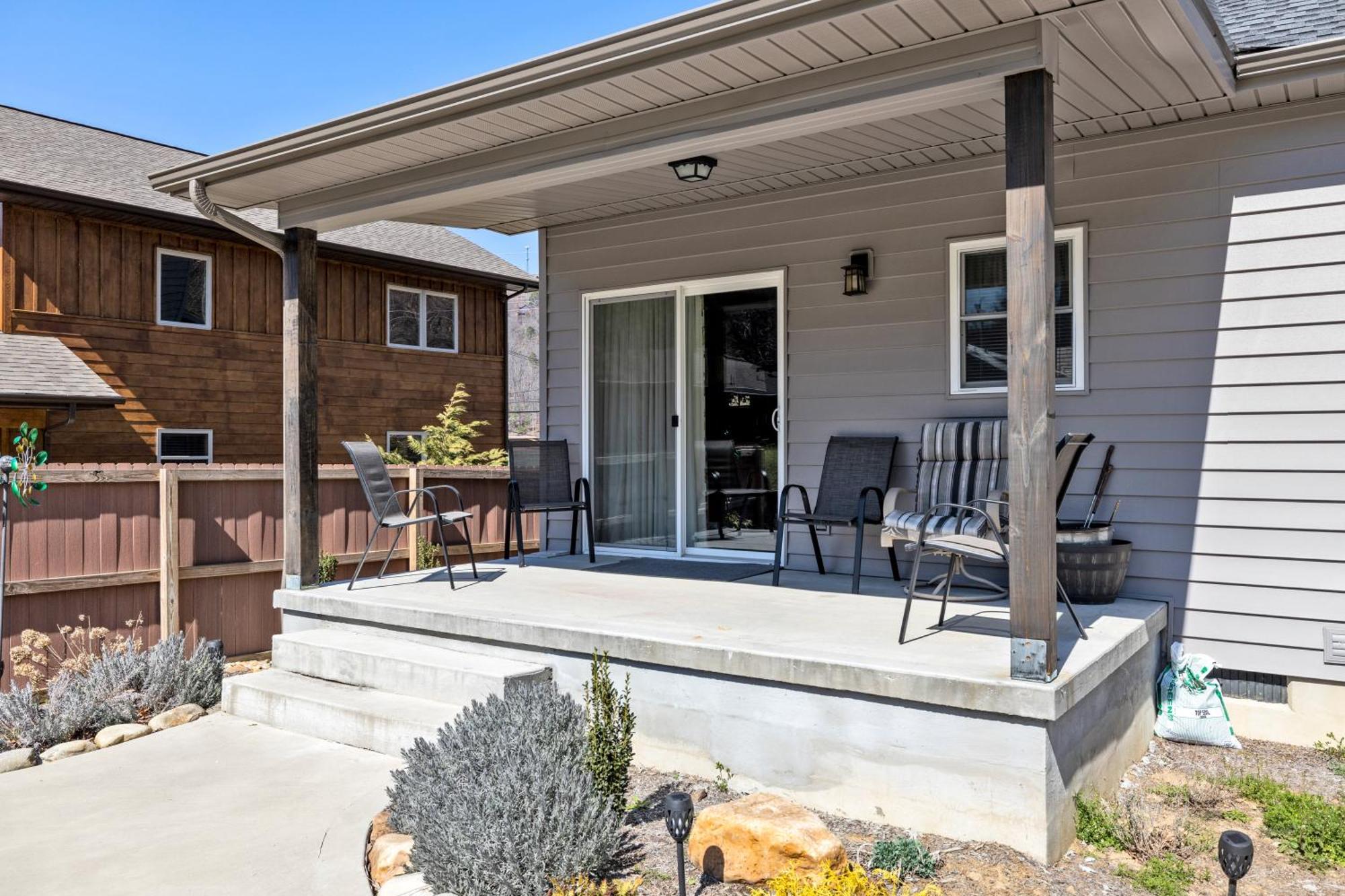 Bear Pass Is A 3 Bed 2 Bath Craftsman Style Home Located Within Walking Distance To Dt ガトリンバーグ エクステリア 写真
