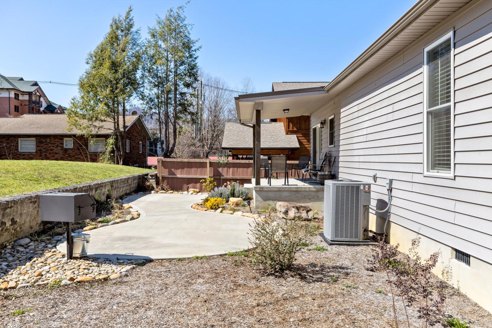 Bear Pass Is A 3 Bed 2 Bath Craftsman Style Home Located Within Walking Distance To Dt ガトリンバーグ エクステリア 写真